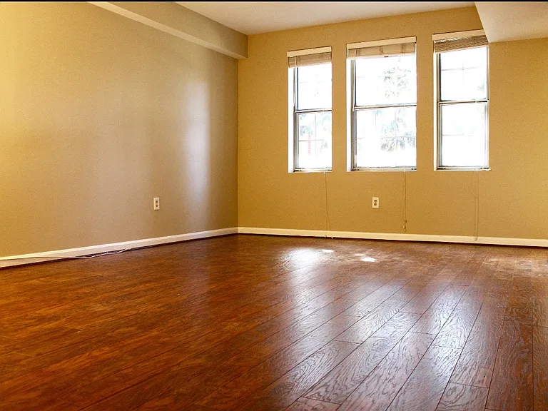 1817 N Rhodes St #4-258 — Photo 2