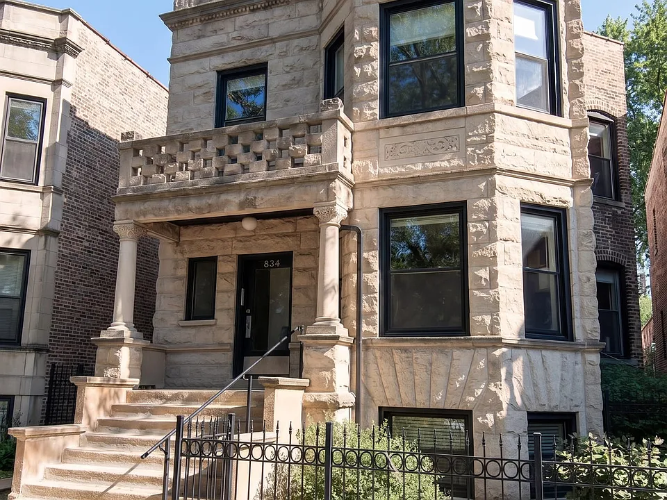 834 W Waveland Ave