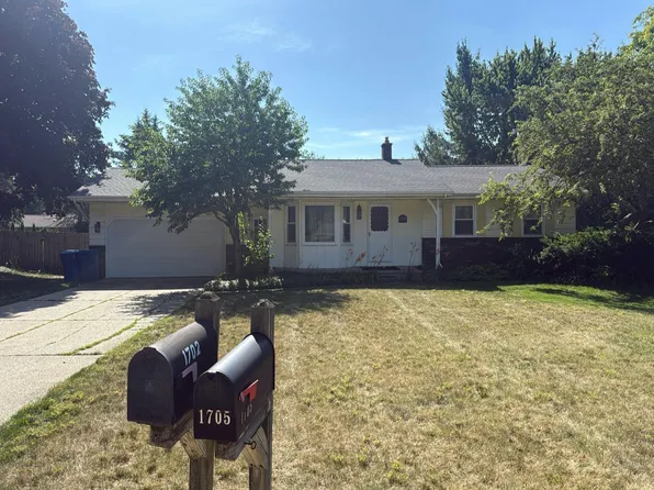 1702 Honeybrook Dr, Jenison, MI 49428