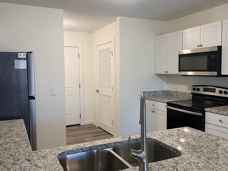 1222 Fountain Dr — Photo 4