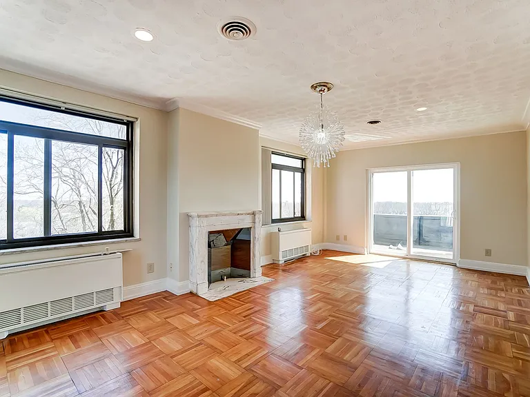 610-ROYAL YORK APARTMENTS, LLC — Photo 7