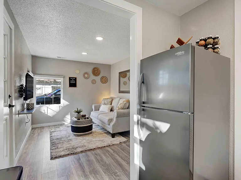 1018 1/2 E Platte Ave — Photo 5