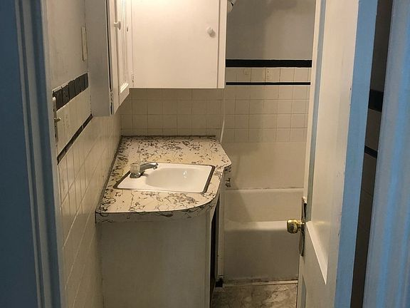 5th image of 708 E 11th St