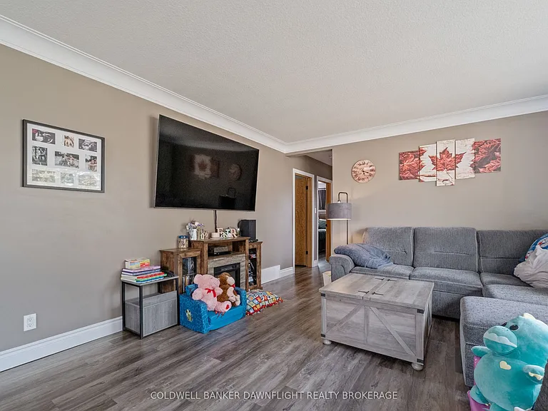 105 Wellington St W — Photo 8