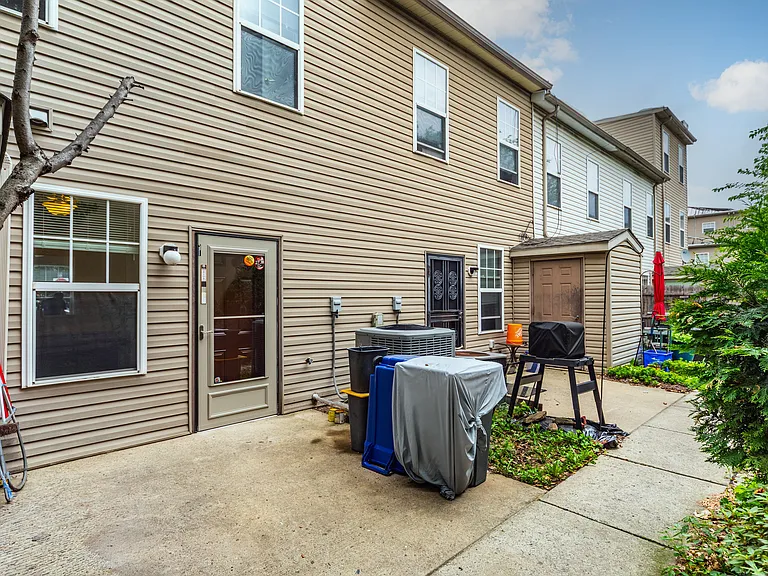 1318 Bainbridge St — Photo 15