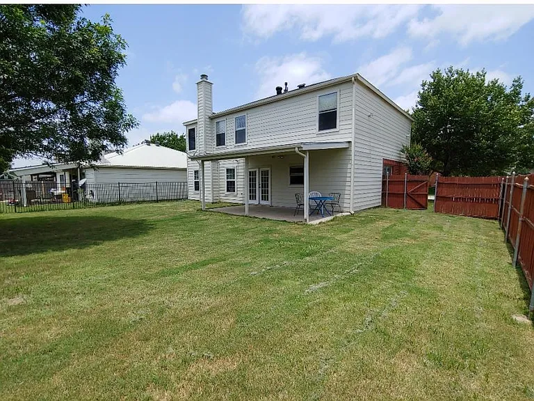 1101 Springcreek Dr — Photo 4