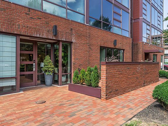 4th image of 371 Auden Ave