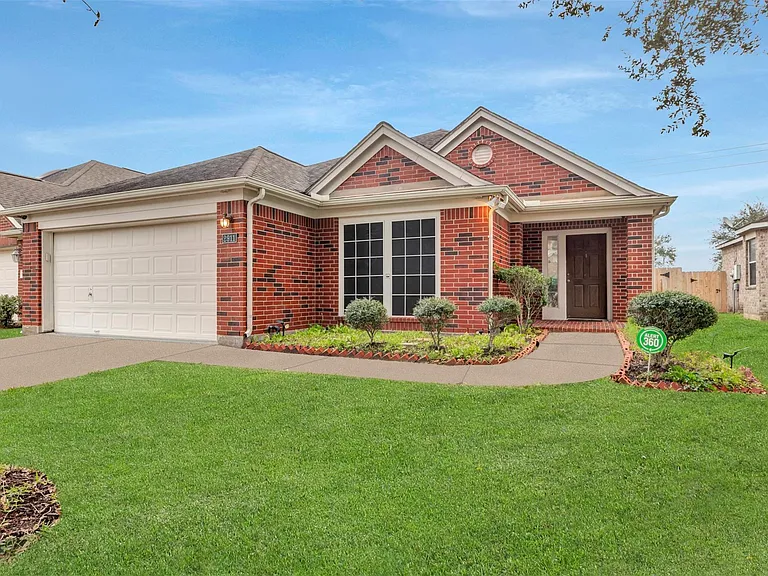 2911 Ashbrook Ln — Photo 1