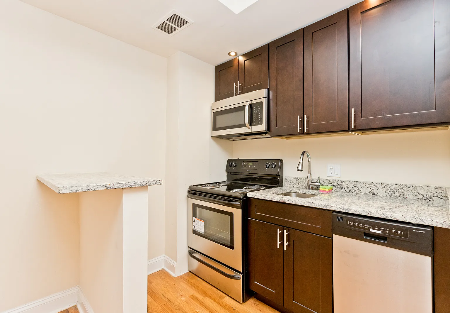 1430 N Dearborn Pkwy — Photo 3
