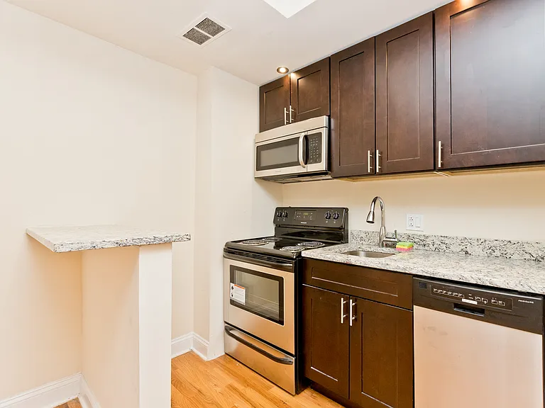 1430 N Dearborn Pkwy — Photo 3