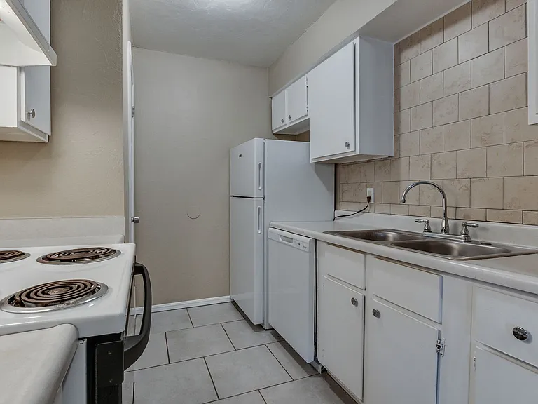 6026 Nw Expy #C — Photo 15