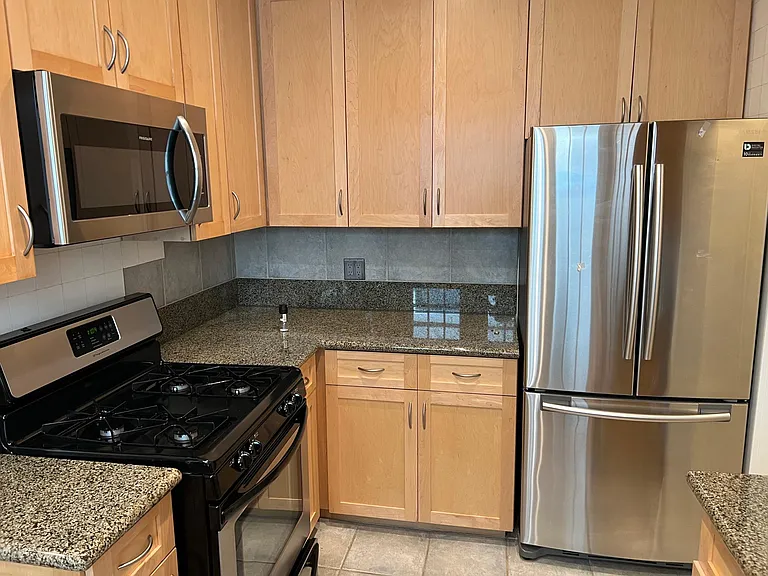 156 S Spalding Dr — Photo 4