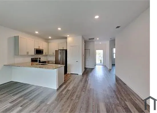 3106 SE Santa Barbara Pl — Photo 2