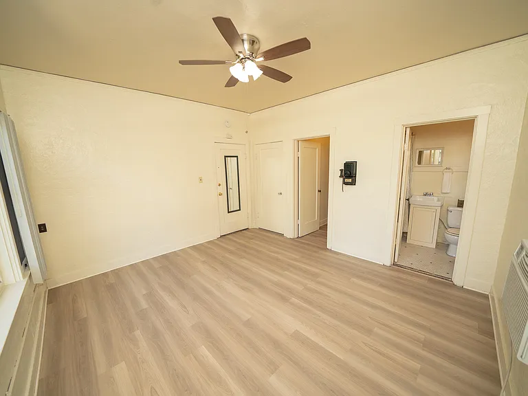 914 23rd St — Photo 3