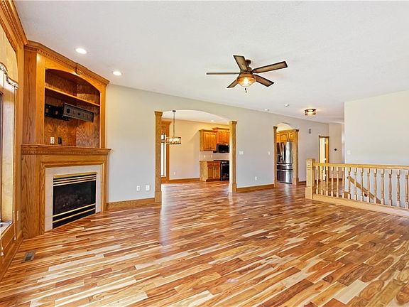 3rd image of 212 NE Eaglewood Dr