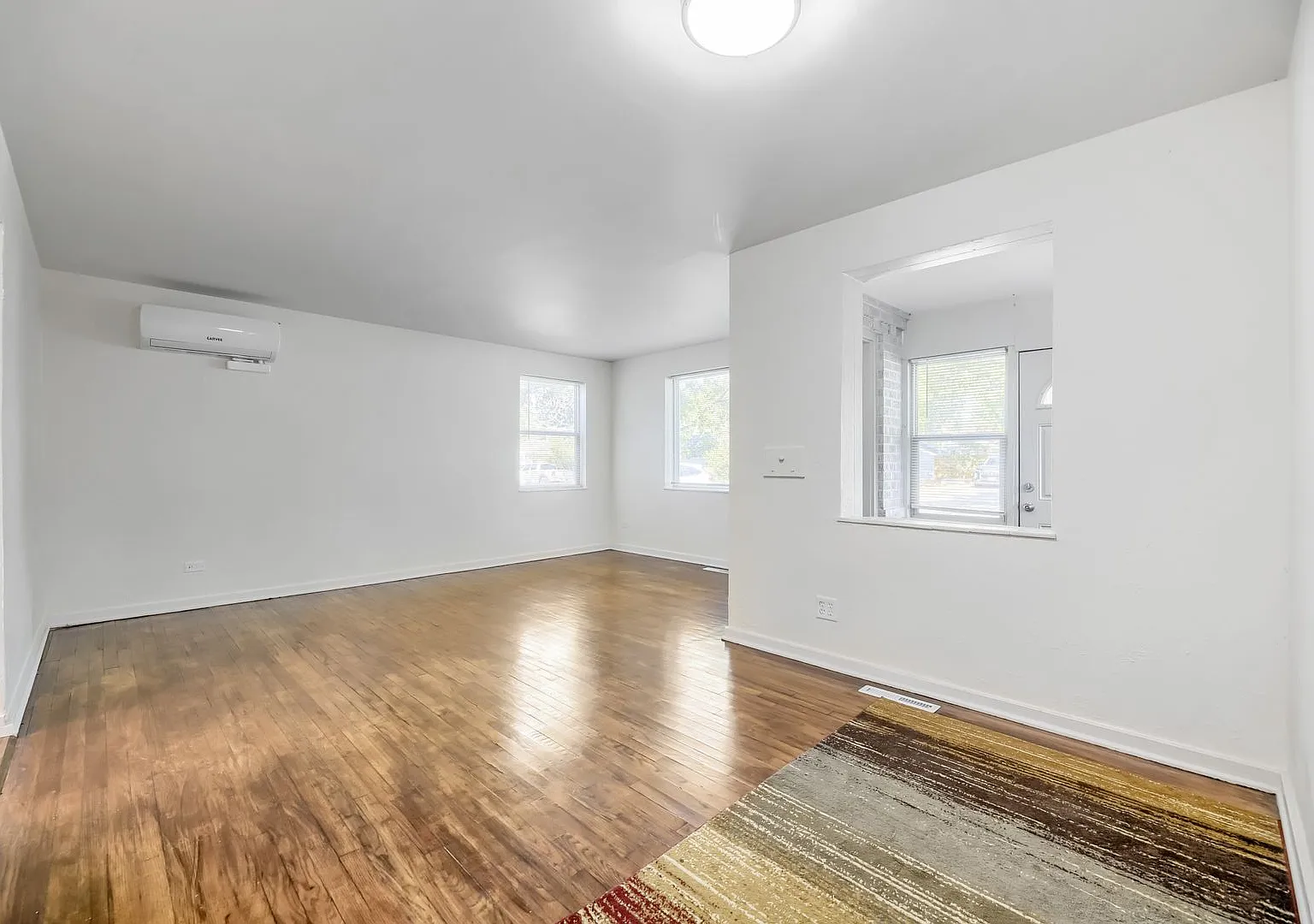 Evolve Real Estate: Beautifully Updated Ranch in Mayfair ParkAvailable for Immediate Move-In! — Photo 3