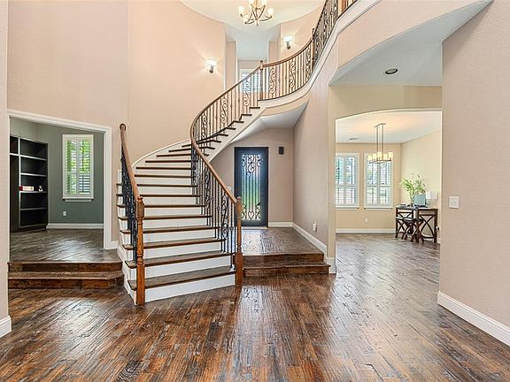 3rd image of 1700 Windmill Cir