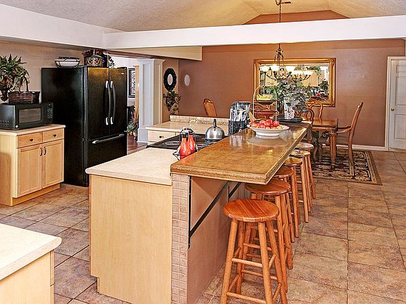 5th image of 9815 Leonard St