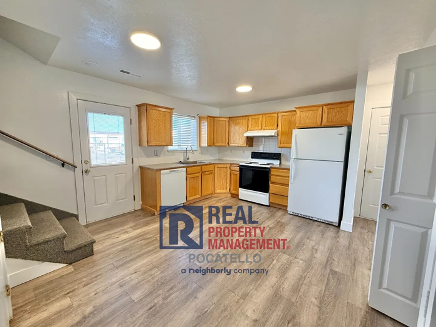 3 Bedroom 1.5 Bath Apartment - 1 car garage — Photo 3