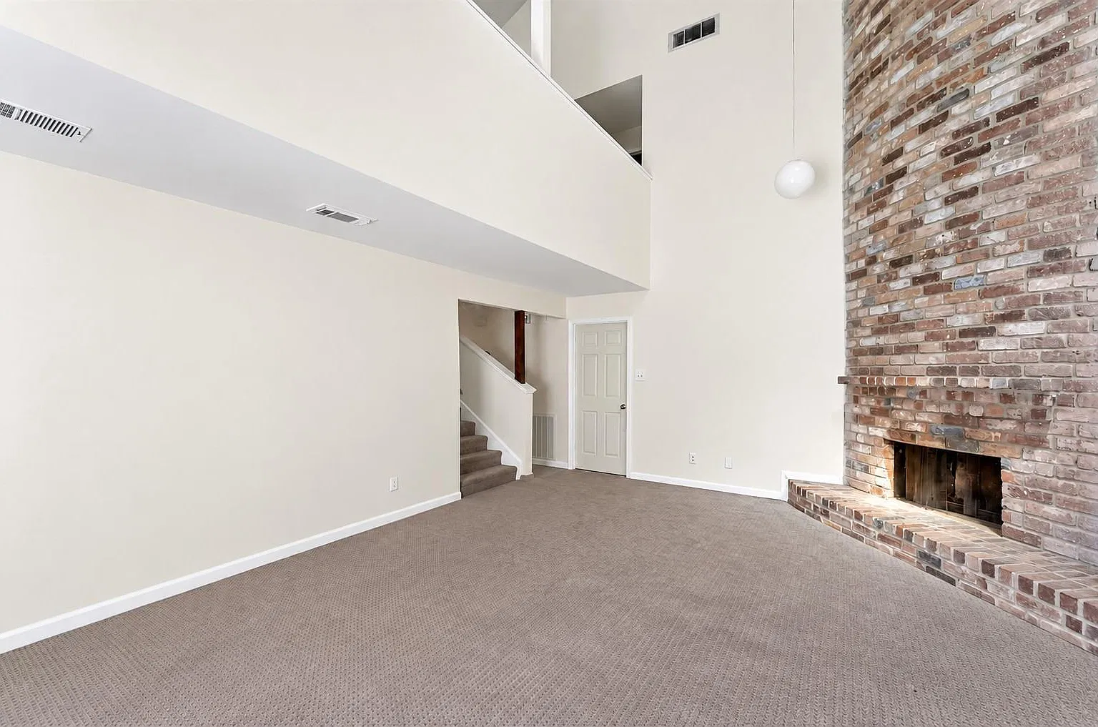 6 bed, 3.5 bath, 3480 sqft, $3,495 — Photo 2