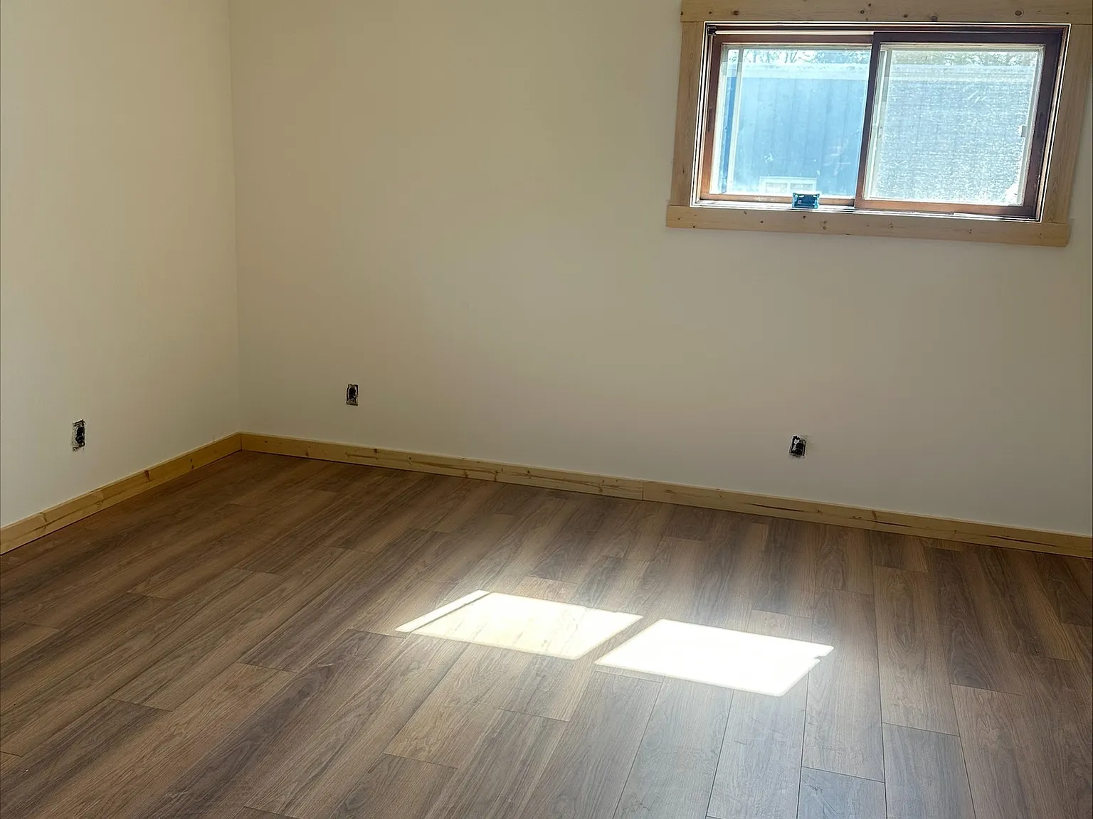 3 bed, $1,300 — Photo 4