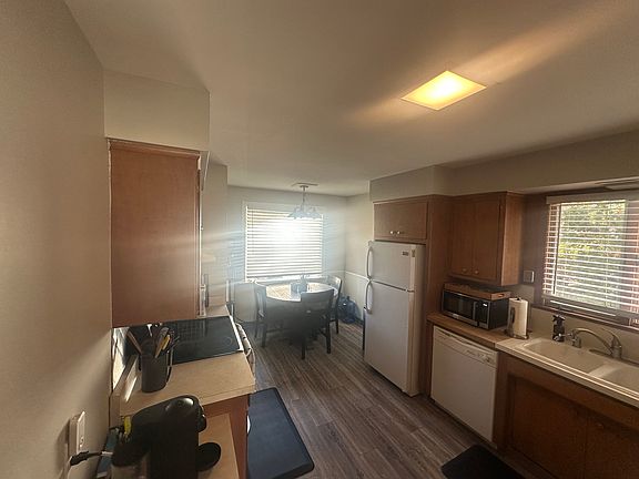 4th image of 727 Orchard St