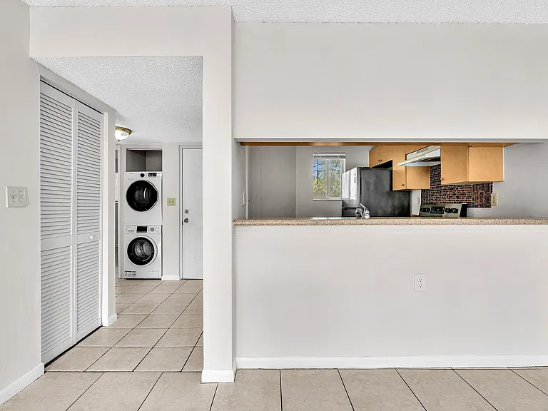 1020 Lake Victoria Dr #B — Photo 15
