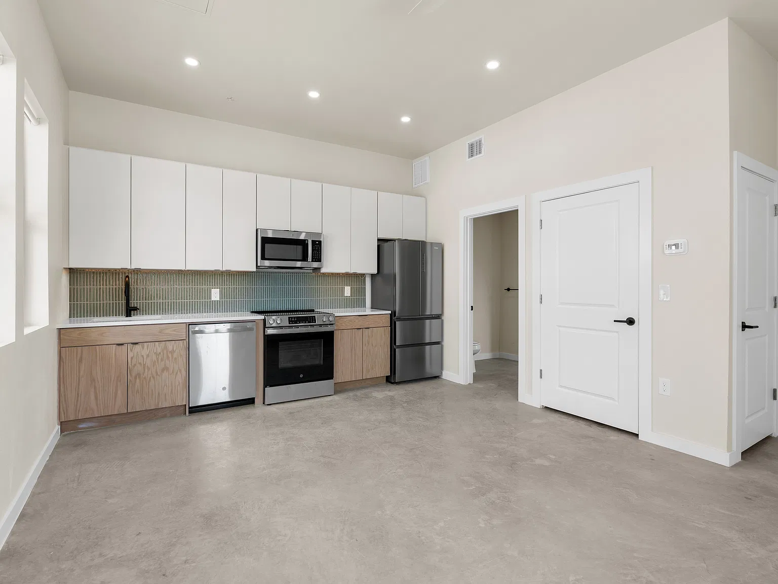 725 W Ashby Pl — Photo 2