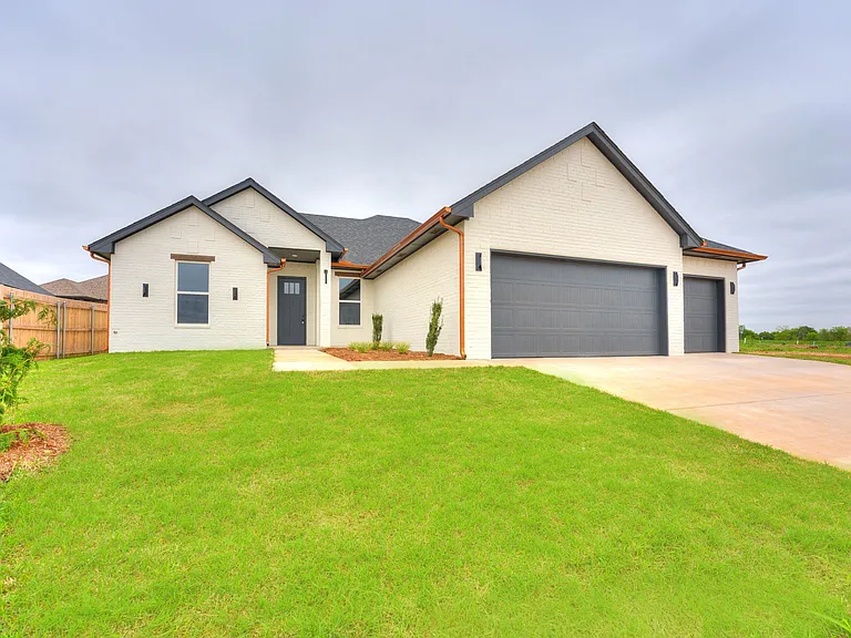 14301 Village Trl — Photo 3