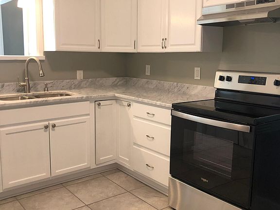 5th image of 275 Pinehill Dr
