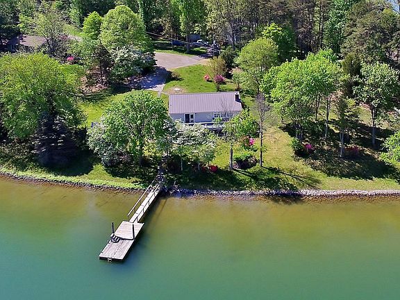 3rd image of 105 Preston Dr