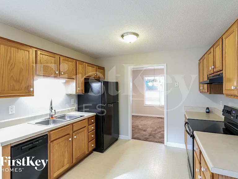 3240 Hilltop Cir — Photo 7