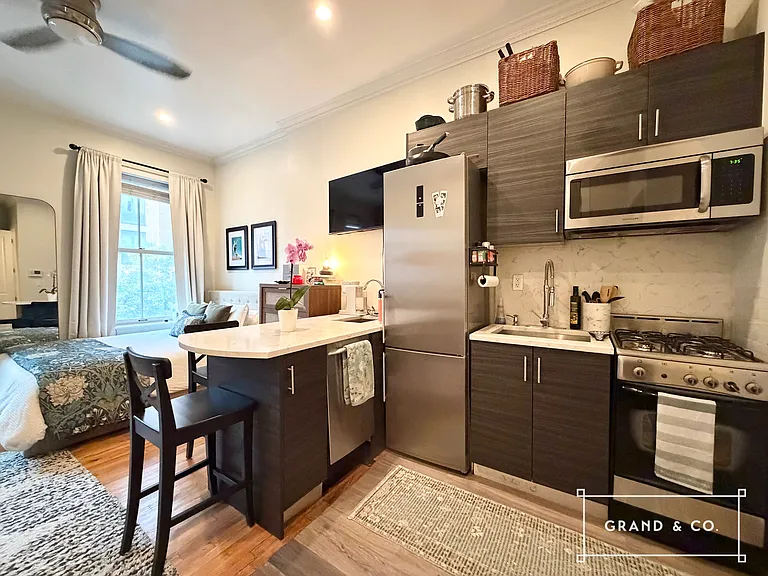 410 W 22nd St #3F — Photo 2