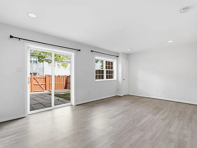 9178 Laurelwood Ct — Photo 33