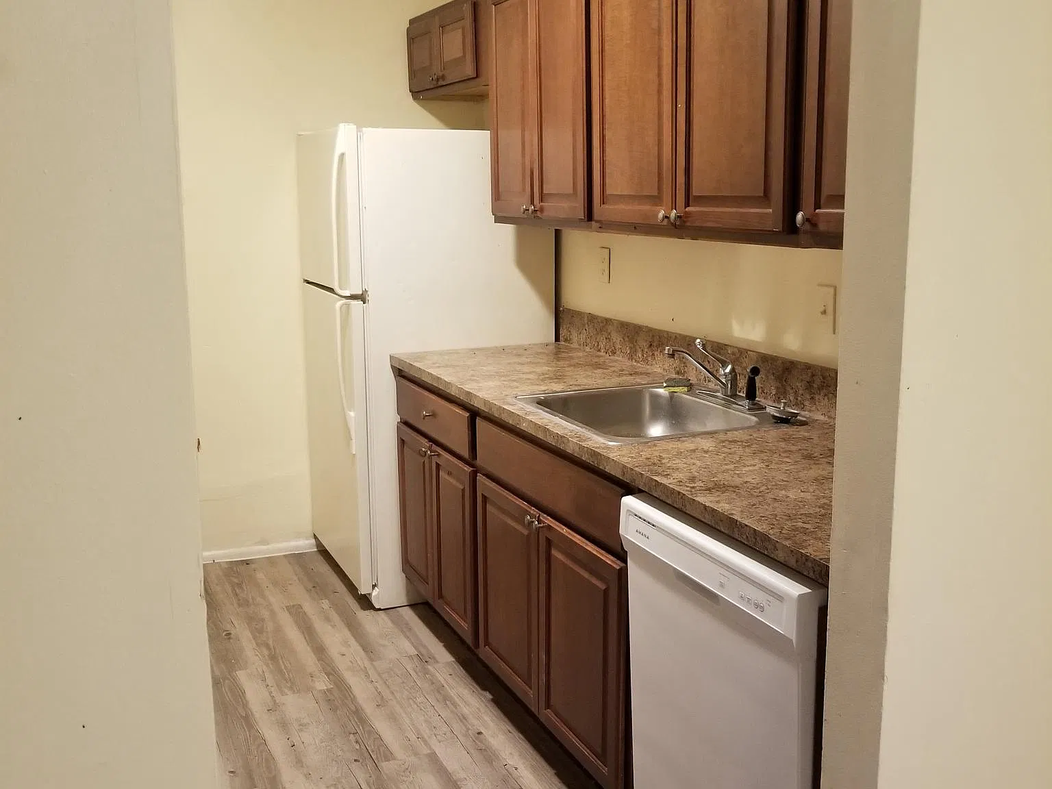 3 bed, 900 sqft, $2,200 — Photo 3