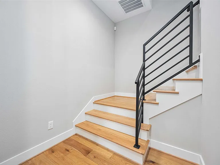 5821 Kansas St — Photo 14
