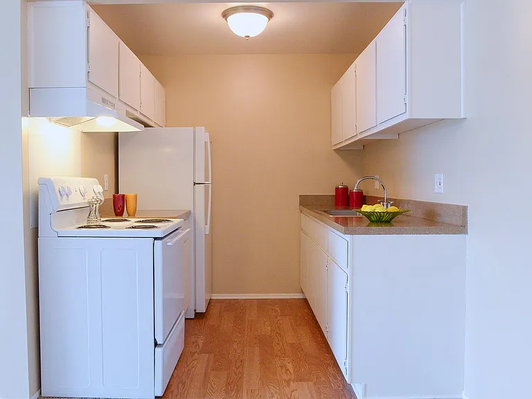Embassy West Apartments — Photo 10