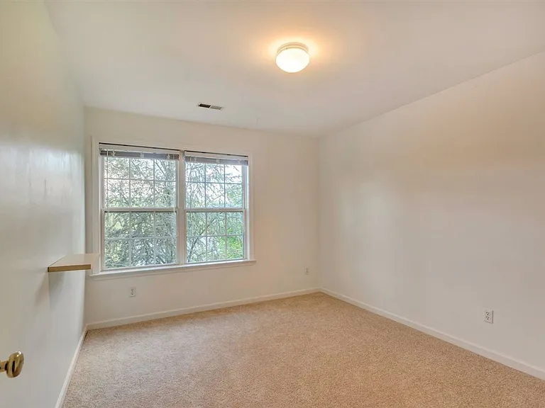 914 Locust Ln — Photo 8