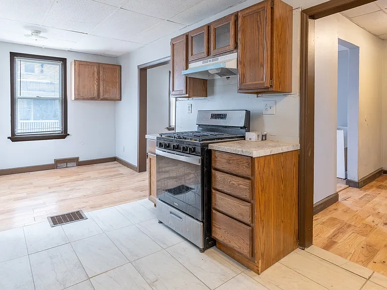 327 Saxton St — Photo 13