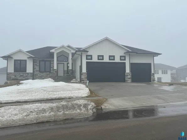 4216 N Interlachen Trl, Sioux Falls, SD 57107