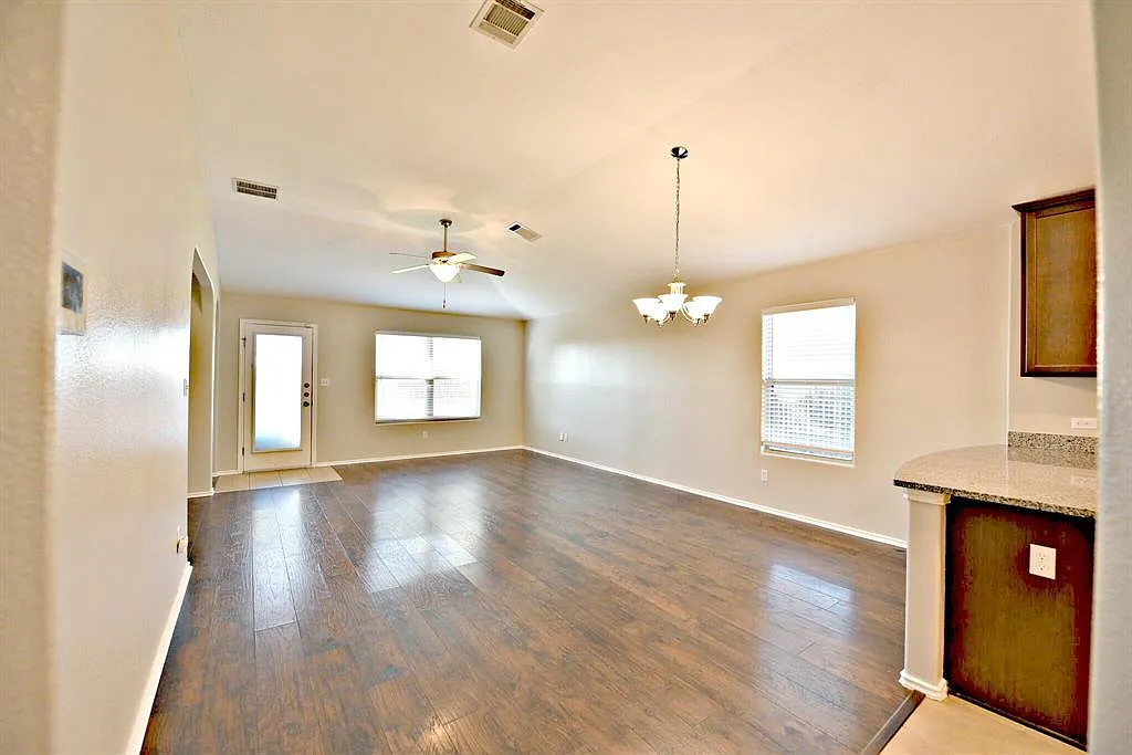 3 bed, 2.0 bath, 1457 sqft, $1,950 — Photo 4