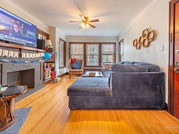 3rd image of 2219 W Berwyn Ave