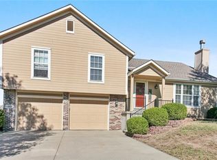 15518 Iron Creek Ct, Basehor, KS 66007