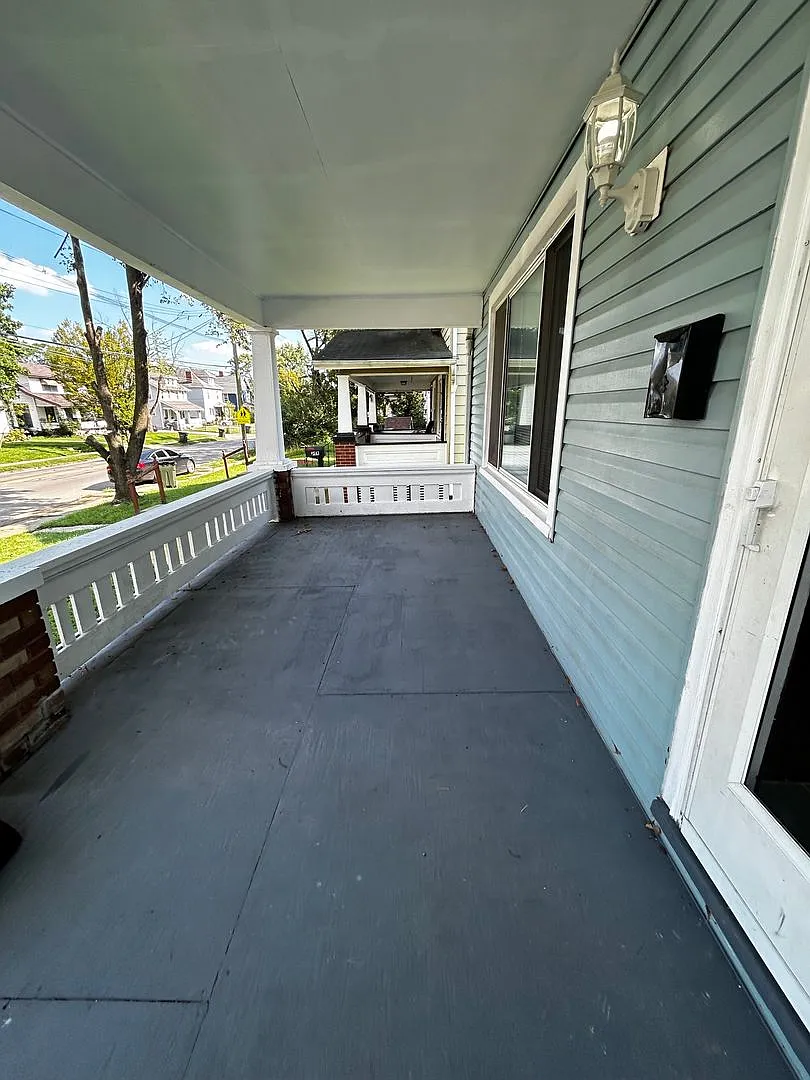 Spacious Three Bedroom 2-Story Single House with Basement — Photo 2