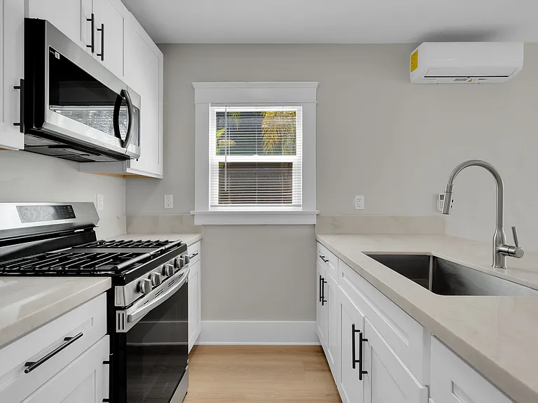 1922 Howard Ave #1922 — Photo 11
