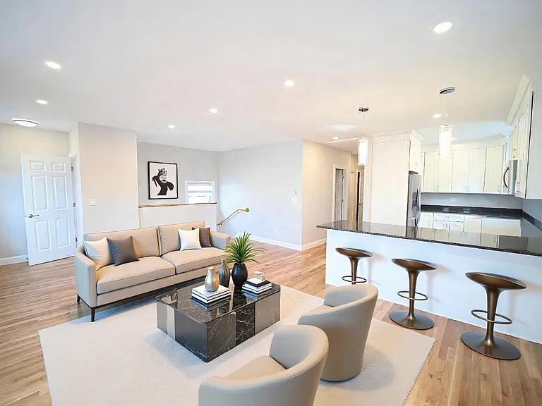 19 Roberts St #3 — Photo 1