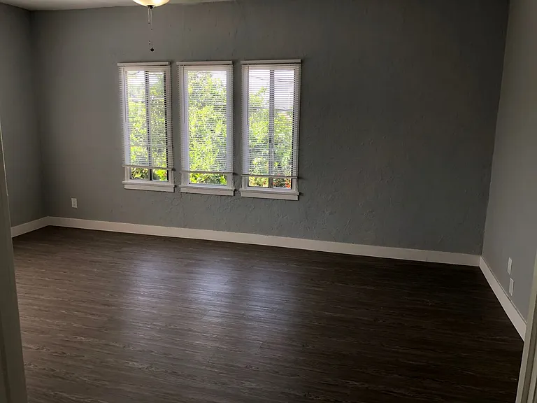 321 S Verdugo Rd — Photo 3