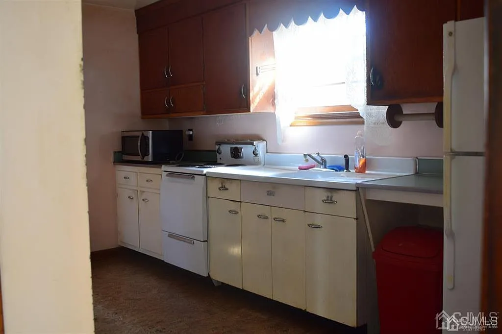 3 bed, 1.0 bath, 1152 sqft, $3,100 — Photo 3