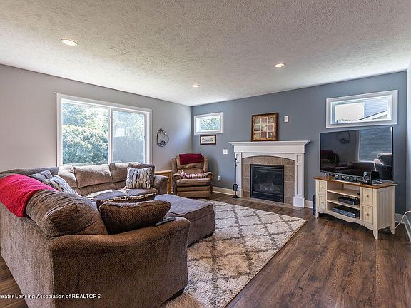 3rd image of 10734 Canterbury Ln