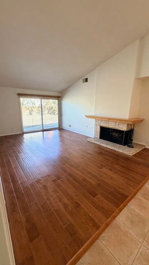 Lovely spacious 3 bedroom with huge back yard — Photo 2